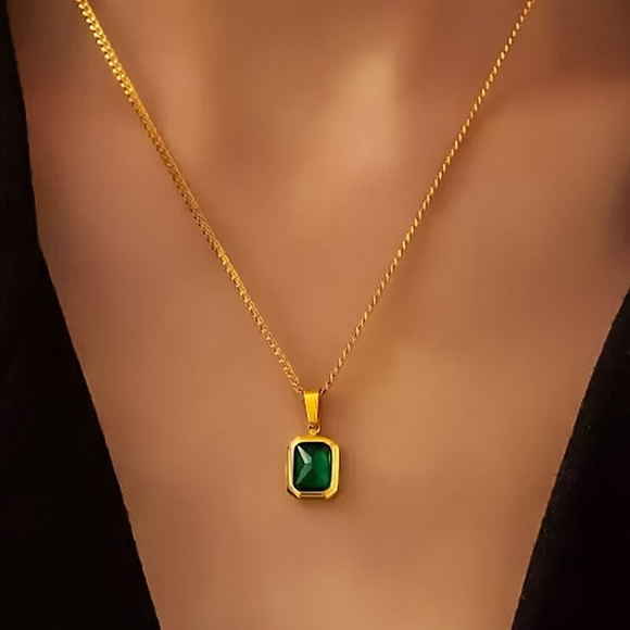 ⚜️𝟯𝟬%𝗢𝗙𝗙 𝗯𝘂𝗻𝗱𝗹𝗲𝘀 𝟯+⚜️ NEW Green Charm Stainless Steel Necklace - Picture 5 of 10